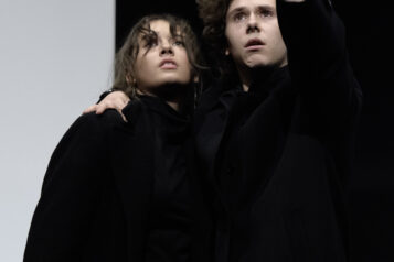 Freundschaft als tragendes Element: Die tiefe Freundschaft zwischen Horatio (Diana Strickner) und Hamlet (Dominik Bubalo) bildet das emotionale Rückgrat dieses beeindruckenden Theaterabends.
