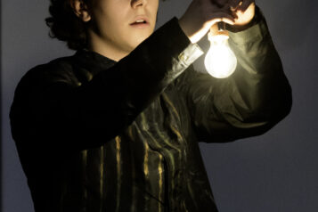 Freundschaft als tragendes Element: Die tiefe Freundschaft zwischen Horatio (Diana Strickner) und Hamlet (Dominik Bubalo) bildet das emotionale Rückgrat dieses beeindruckenden Theaterabends.
