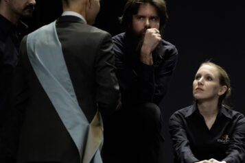 Hof von Helsingör: Maria Elisabeth Reitberger, Klaus Reitberger und Albin Winkler in einer Szene, die die Ankunft der Schauspieler:innen am Hof von Helsingör zeigt.