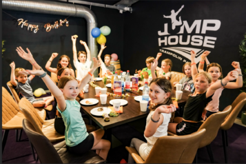 Neben Trampolinspringen bietet das JUMP House auch Pakete für Kindergeburtstage, Team-Events und mehr.
