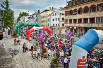 Ein Wochenende im Zeichen des Radsports: Das abwechslungsreiche Rahmenprogramm am Oberen Stadtplatz unterhält Groß und Klein.