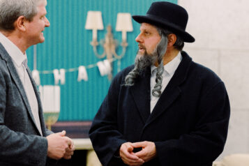 Ein Rabbi mischt mit: Rabbi Meyer (Martin Sieberer) bringt sich ebenfalls in das turbulente Familiengeschehen ein.