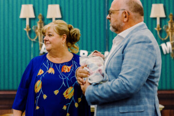Stolze Großeltern: Sarah Feldmann (Babsi Gröters) und Abraham Feldmann (Herbert Oberhofer) freuen sich über ihr Enkelkind.