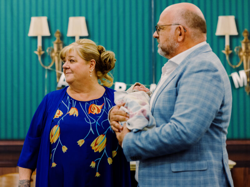 Stolze Großeltern: Sarah Feldmann (Babsi Grotes) und Abraham Feldmann (Herbert Oberhofer) freuen sich über ihr Enkelkind.