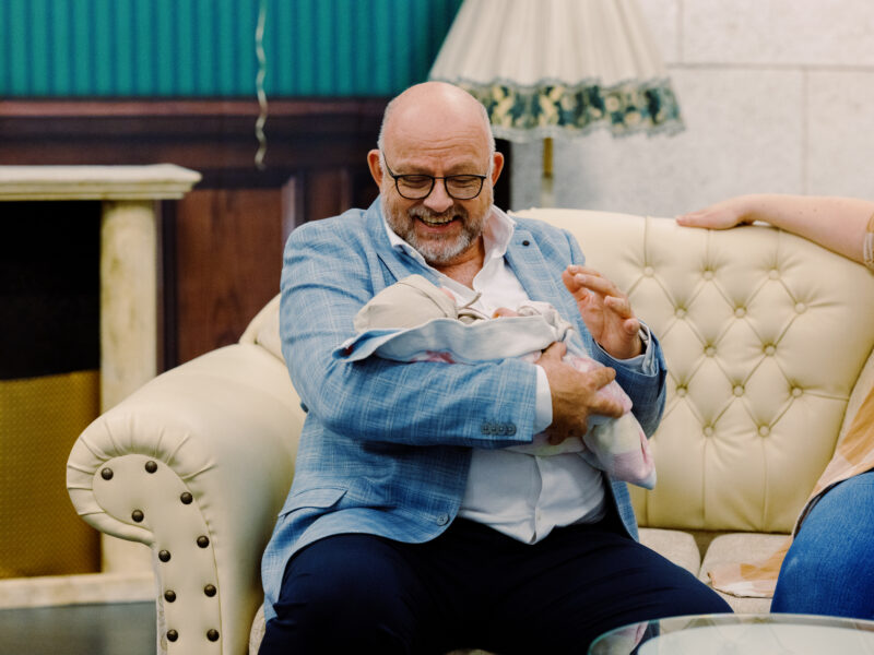 Freude über Nachwuchs: Abraham Feldmann (Herbert Oberhofer) kann sein Glück über sein Enkelkind kaum fassen.