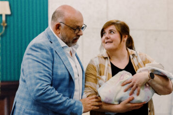 Drei Generationen: Abraham Feldmann (Herbert Oberhofer) mit seiner Tochter Miriam (Bianca Heim) und dem neugeborenen Kind.