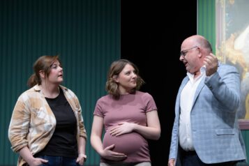 Abraham (Herbert Oberhofer) ist überfordert – seine Tochter Miriam (Bianca Heim) soll wie ihre 