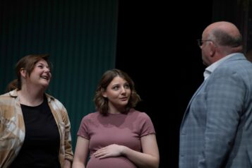 Wenn Welten aufeinandertreffen – Abraham (Herbert Oberhofer) ringt mit dem neuen Familienbild.