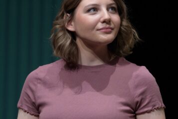 Magdalena Laiminger als Emily – verleiht der Freundin von Miriam emotionale Tiefe und leise Stärke.