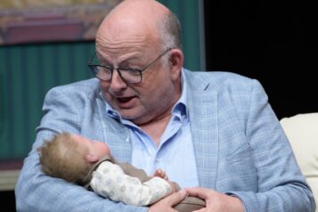 Abraham (Herbert Oberhofer) und sein Enkelsohn Abraham – ein Moment, der zum Umdenken einlädt.