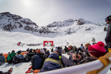 Abseits der Wettkämpfe sorgt das Rahmenprogramm mit Live-Musik, DJ-Sounds, Skitests und Ausstellerständen für beste Unterhaltung.