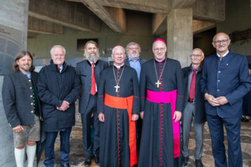 Peter Esterl (Spielleiter), Georg Aicher-Hechenberger (Bürgermeister Erl) und Karl Anker (Obmann des Passionsspielvereines) mit Erzbischof Franz Lackner, Weihbischof Rupert Graf, dem aktuellen Pfarrer von Erl Thomas Schwarzenberger, dem früheren Pfarrer von Erl Peter Rabl und Landeshauptmann Anton Mattle.
