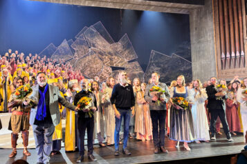 Das künstlerische Team bestehend aus Martin Leutgeb (Regie), Toni Pfisterer (musikalische Leitung), Karl Anker (Obmann des Passionsspielvereines), Hartmut Schörghofer (Bühnenbild), Juliane Herold (Kostümbild) und Christian Kolonovits (Komposition) beim Schlussapplaus.