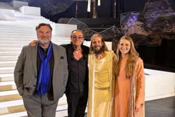 Erleichterung nach der gelungenen Premiere: Martin Leutgeb (Regie), Christian Kolonovits (Komposition), Stefan Pfisterer als Jesus Darsteller und Isabella Anker als Maria Magdalena.