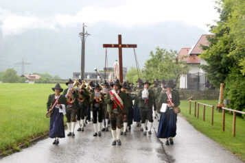 Beteiligt waren Vorstand und Mitglieder des Passionsspielvereins in Begleitung der Fahnenabordnung, die Kassettlfrauen, der Trachtenverein, die Gemeindeabgeordneten, die örtliche Feuerwehr, die Schützenkompanie, der Kameradschaftsbund, die Musikkapelle, Landeshauptmann, Bischof, Pfarrer und die Ehrengäste.