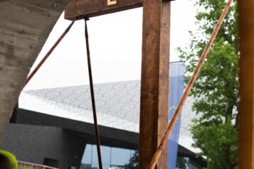 Das Kreuz wurde symbolisch vor dem Festspielhaus errichtet. Der Akt der Eröffnung fand an den Gottesdienst anschließend drinnen statt.