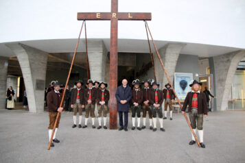 Landeshauptmann Anton Mattle gesellte sich zu den Kreuzträgern, darunter die beiden Jesus-Darsteller Christoph Esterl und Stefan Pfisterer.