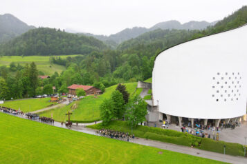 Aus der Vogelperspektive lässt sich der Festumzug zum Passionsspielhaus besonders gut beobachten.