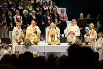 Vor der offiziellen Eröffnung fand ein Gottesdienst in Anwesenheit von Erzbischof Franz Lackner statt.