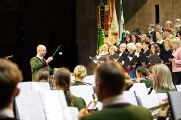 Toni Pfisterer - der musikalische Leiter der Passionsspiele Erl - dirigierte auch die Musikkapelle und den Chor während des Gottesdienstes.