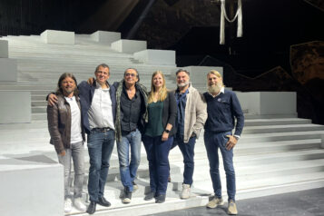 Gruppenfoto auf der Bühne des Passionsspielhauses im Hochformat: Peter Esterl (Spielleitung), Hartmut Schörghofer (Bühne), Christian Kolonovits (Musik), Juliane Herold (Kostüme), Martin Leutgeb (Regie), Karl Anker (Obmann des Passionsspielvereines) (v.l.n.r.)