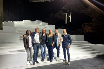 Gruppenfoto auf der Bühne des Passionsspielhauses im Querformat: Peter Esterl (Spielleitung), Hartmut Schörghofer (Bühne), Christian Kolonovits (Musik), Juliane Herold (Kostüme), Martin Leutgeb (Regie), Karl Anker (Obmann des Passionsspielvereines) (v.l.n.r.)