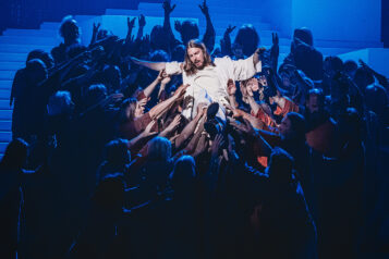 Die Welt will geheilt werden mit Christoph Esterl als Jesus-Darsteller.
