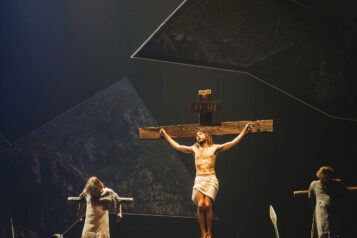 Christoph Esterl als Jesus Christus am Kreuz, eine besonders einprägsame Szene.