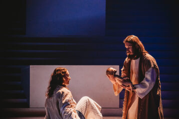 Die Geburt Jesus Christus steht am Anfang dieser Neuinszenierung von Martin Leutgeb - hier Lena Maurberger als Maria und Christoph Esterl als Josef.