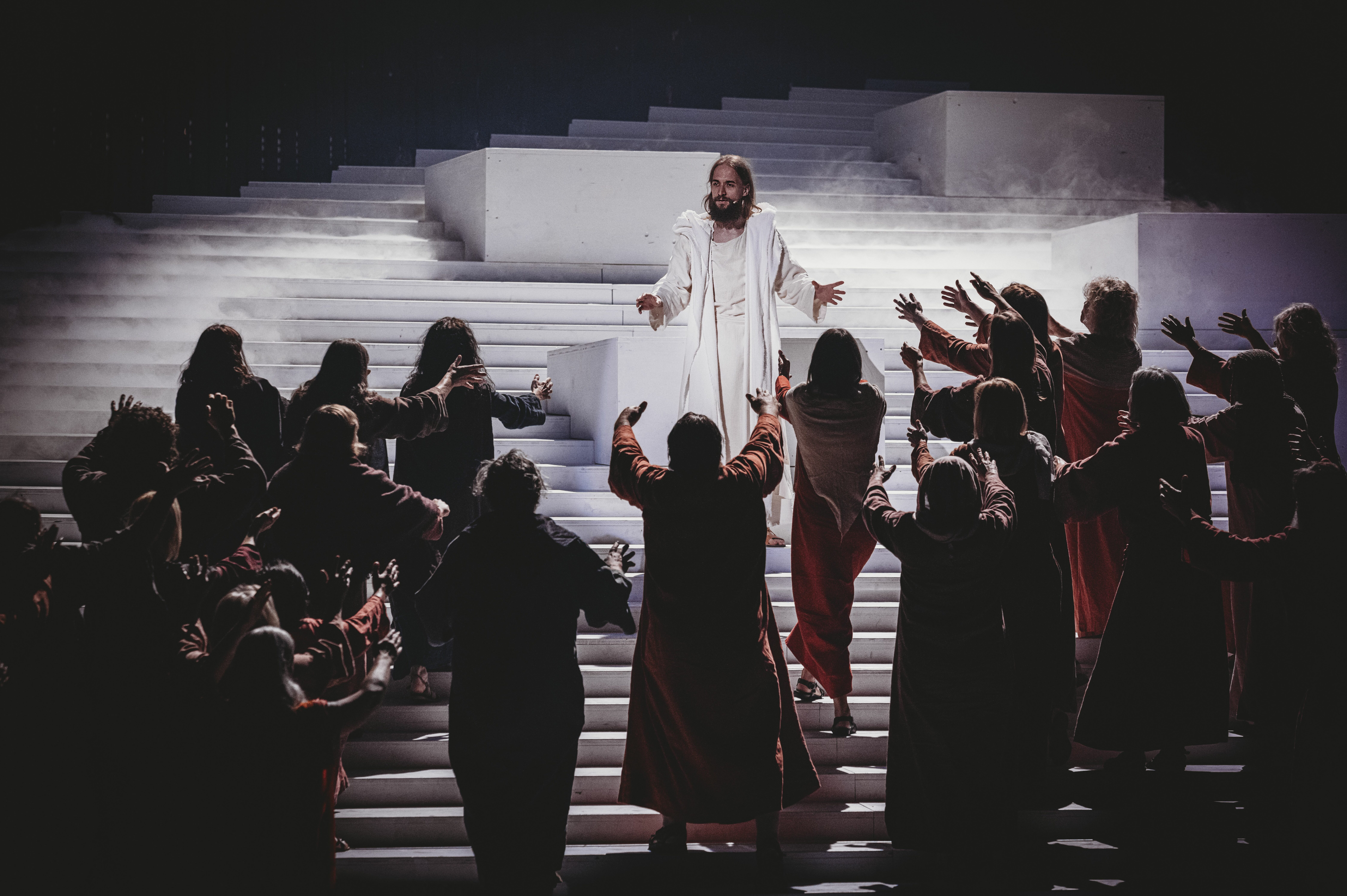 Stefan Pfisterer als Jesus Christus, wie ihn das Volk um Heilung bittet.