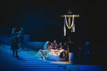 Die Pieta vor der Auferstehung mit Stefan Pfisterer als Jesus Christus, Renate Maier als Maria und Florian Schindlholzer als Johannes.