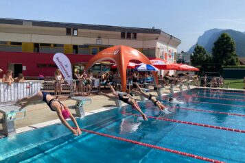 Professioneller Sprung ins Becken. Am 18. Juni 2025 messen sich die Schüler:innen der Kufsteiner Schulen bei der Stadtmeisterschaft im Schwimmen.