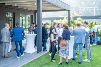 Geselliges Get-together auf der Terrasse der Transportex GmbH