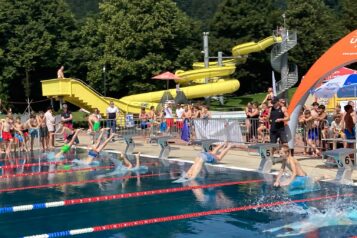 Das Kufsteiner Schwimmbad wird zur festlichen Wettkampfarena für Jung und Alt.