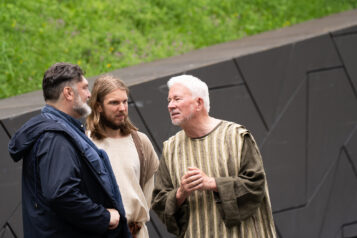 Begegnung mit dem Regisseur:
Martin Leutgeb und Franz Lackner im Gespräch – die Inszenierung hat den Erzbischof sichtlich bewegt. Christoph Esterl - einer der beiden Jesusdarsteller - hat den Erzbischof durch das Spiel begleitet.