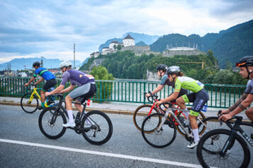 Rad an Rad über die Innbrücke - die Festung Kufstein im Blickwinkel
