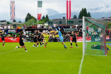 Auch bei den Girls wird mit Power um den Sieg gekämpft. Hier beim Finale des Cordial Girls Cup 2025.