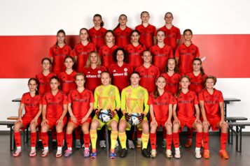 Teamfoto der Mädchenmannschaft des FC Bayern.
