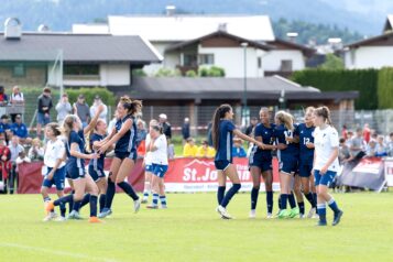 Die Mädchen am Fußballfeld - auch hier herrscht ein harmonischer Umgang miteinander.
