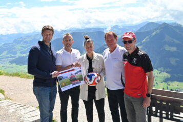 Die frisch ernannte Cordial Girls Cup Botschafterin Nici Billa umrahmt von Hopfgartens Vizebürgermeister Reinhard Embacher, Stefan Astner (GF TVB Ferienregion Hohe Salve), Cordial Girls Cup Gründer Hans Grübler und SPG Hopfgarten/Itter Obmann Bernhard Sturm (v.l.n.r.)