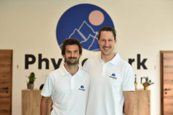 Die Inhaber Denis Brennsteiner (links) und Raphael Brus (rechts) leiten Physiowerk Kufstein seit Mai 2025.