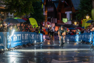 Finale bei Flutlicht: Die imposante Lichtshow und die knisternde Abendstimmung machten den Night Sprint zu einem echten Highlight des Arlberg-Wochenendes.