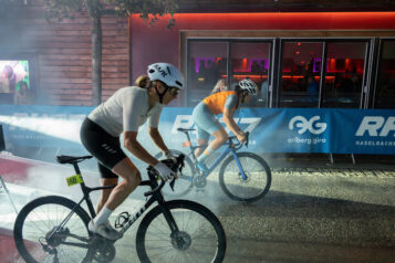 Starke Auftritte der Damen: Auch die Fahrerinnen stellten sich dem neuen Night Sprint Format und lieferten sich spannende Zweikämpfe auf der beleuchteten Sprintstrecke.