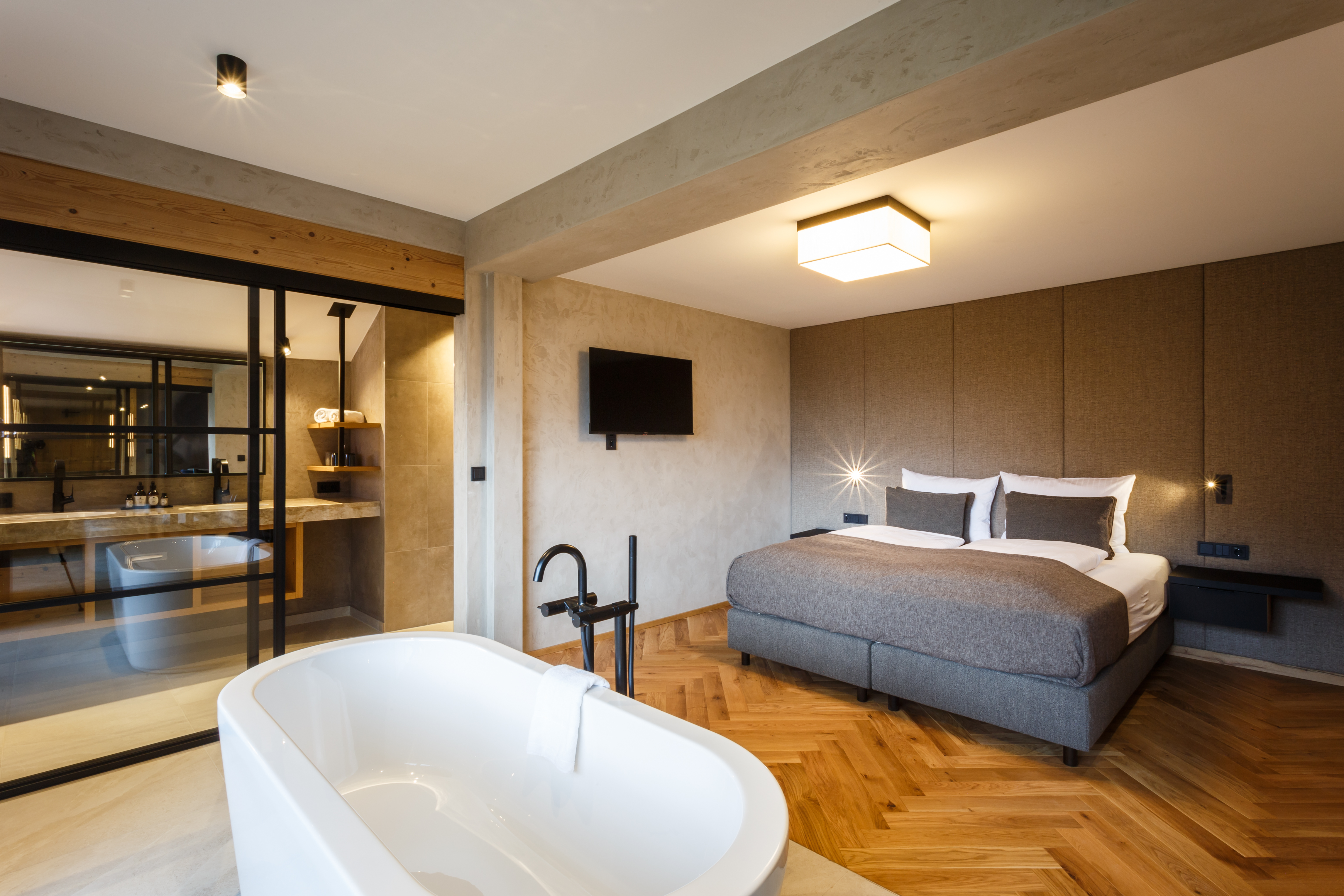 Beim Projekt Hotel Liebling am Achensee zeigt Sappl Wohnkultur, wie stilvolle Bodenlösungen Atmosphäre schaffen.