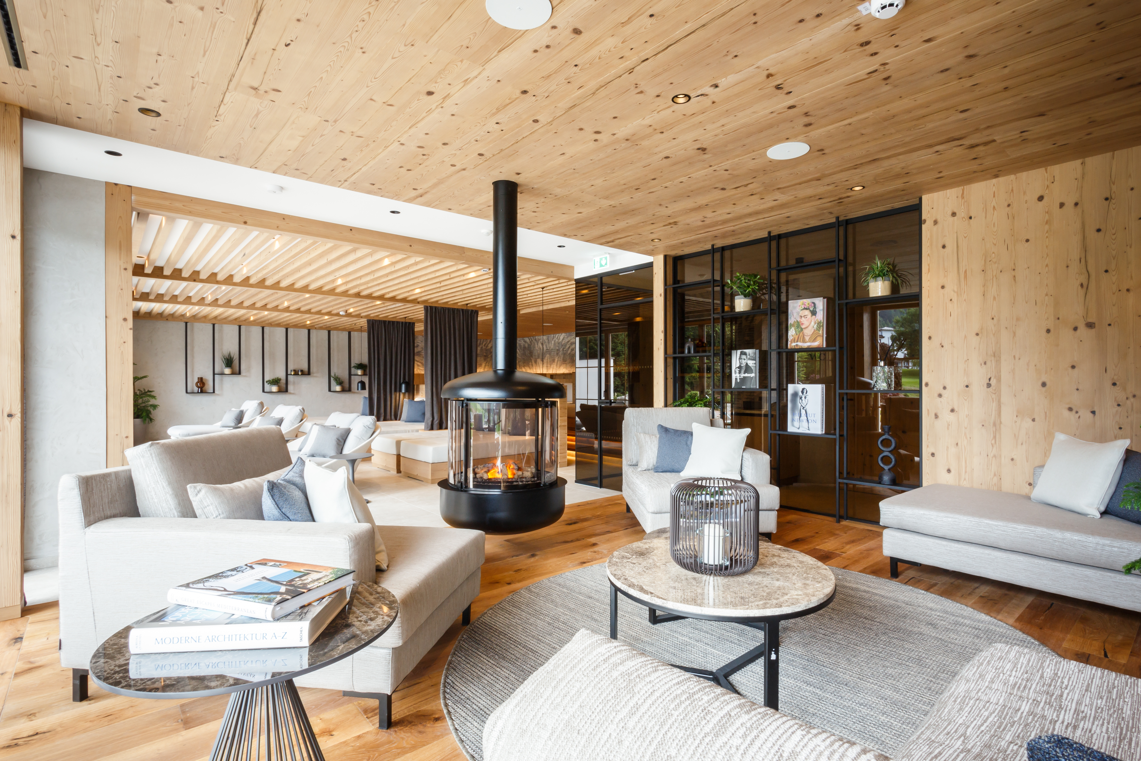 Mit hochwertigen Stoffen und liebevollen Details stattet Sappl Wohnkultur das Hotel Liebling am Achensee individuell aus.