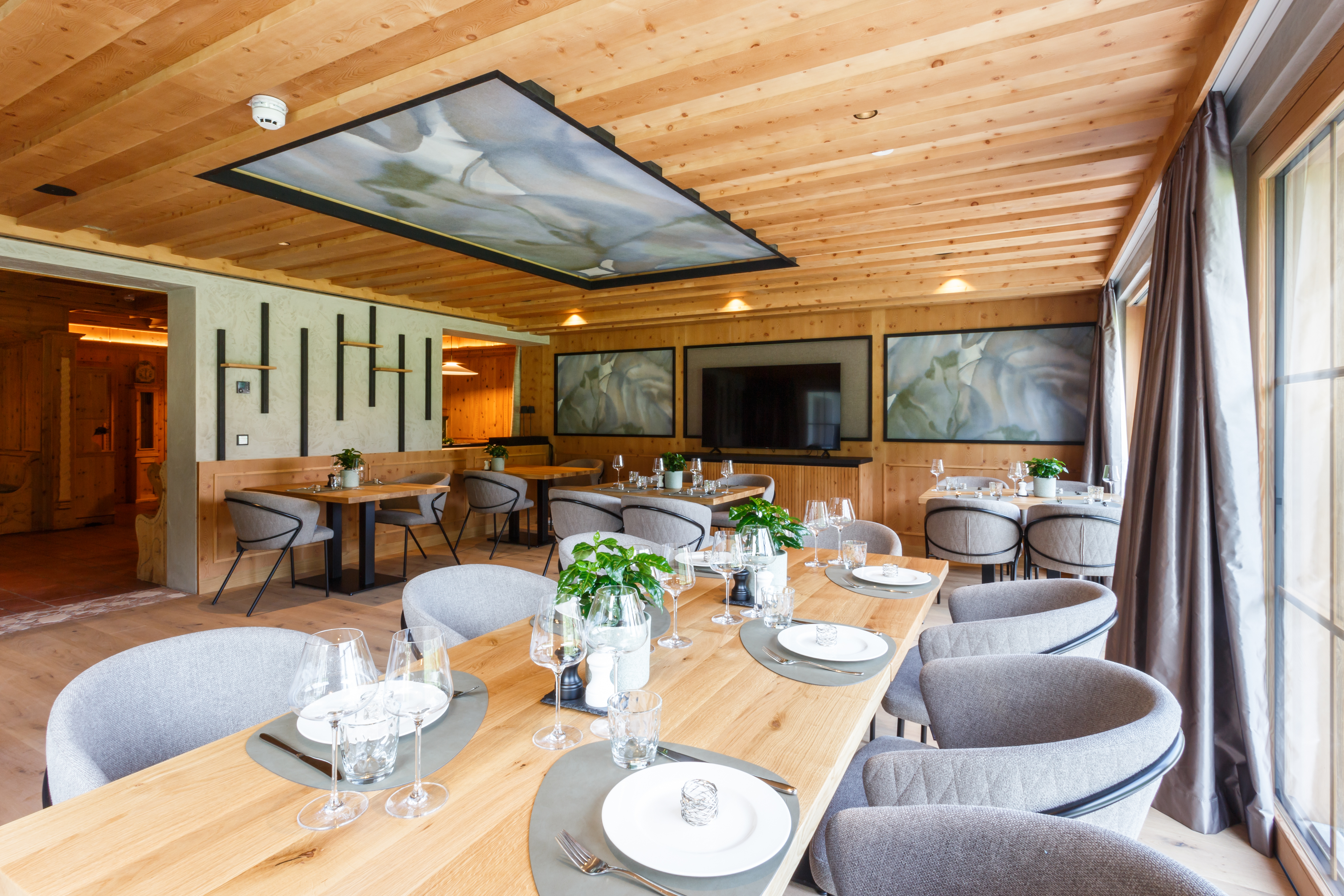 Das Hotel Liebling am Achensee ist ein gelungenes Beispiel für maßgeschneiderte Raumausstattung von Sappl Wohnkultur.