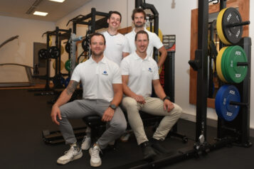 Das Team von Physiowerk Kufstein: vorne Patrick Koller (links) und Raphael Brus (rechts), hinten Hanspeter Widmann (links) und Denis Brennsteiner (rechts). Es fehlt Bernhard Petter.