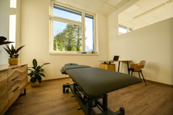Einer der vier modern ausgestatteten Therapieräume im Physiowerk Kufstein.