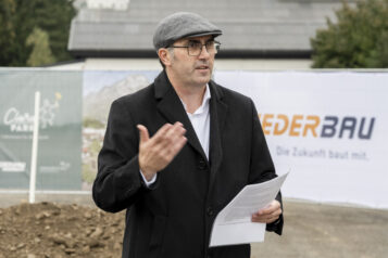 Baumeister Anton Rieder nutzte den Spatenstich, um sich bei allen Projektpartner:innen für das Vertrauen in die Quartiersentwicklung Clarapark zu bedanken.