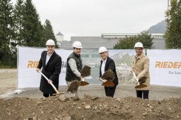 Gemeinsam für Kufsteins neues Stadtviertel: Anton Rieder (RIEDERBAU), Paul Vadasz (Stadtbauamt), Bürgermeister Martin Krumschnabel und Michael Wurzenrainer (techn. Leitung BG Frieden) beim Spatenstich am 24. September 2025. (v.l.n.r.)